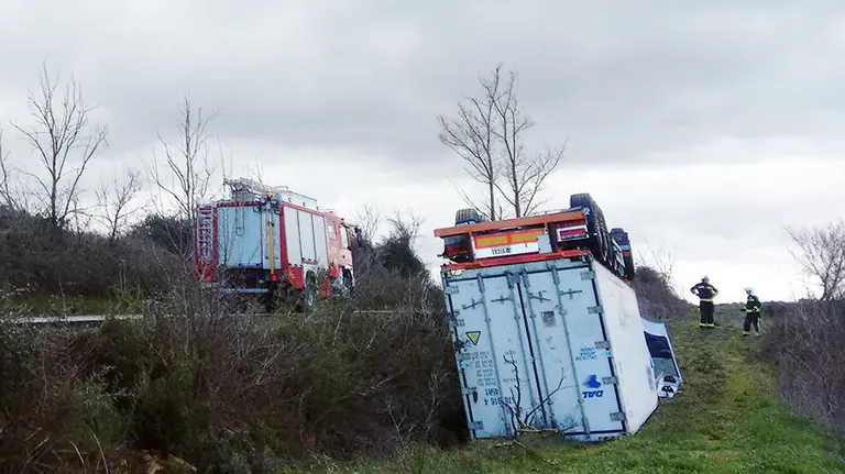 Foto del accidente y vuelco del cami&oacute;n en M&eacute;lida