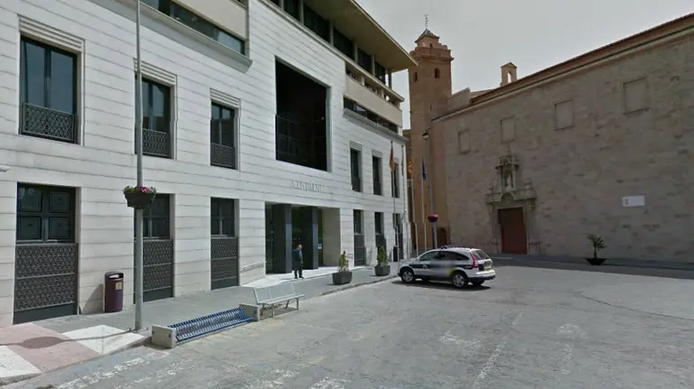 Un coche de la policía local de Burriana frente al ayuntamiento.