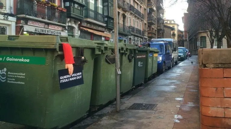 La mano de Rojillo con un cartel que pone 'Quiero volver'.