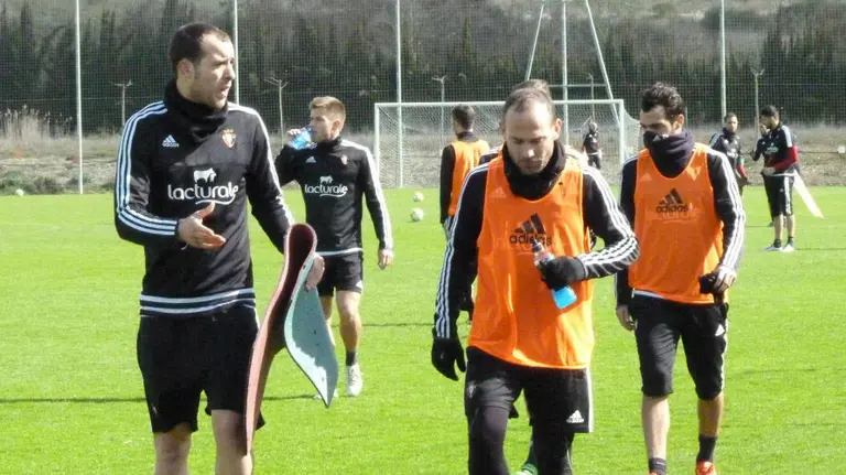 Los jugadores de Osasuna se retiran al vestuario en Tajonar.