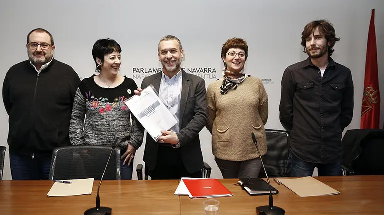 GRA223. PAMPLONA (NAVARRA), 11/03/2016.- El vicepresidente de Derechos Sociales, Miguel Laparra (c), durante la presentación del anteproyecto de ley foral que regulará la nueva renta garantizada de ingresos, acto al que han acudido los representantes de los cuatro grupos que dan apoyo al Gobierno. La nueva renta garantizada tendrá como especiales objetivos la lucha contra la pobreza infantil y de las personas mayores, y la promoción del acceso al empleo. EFE/Jesús Diges
