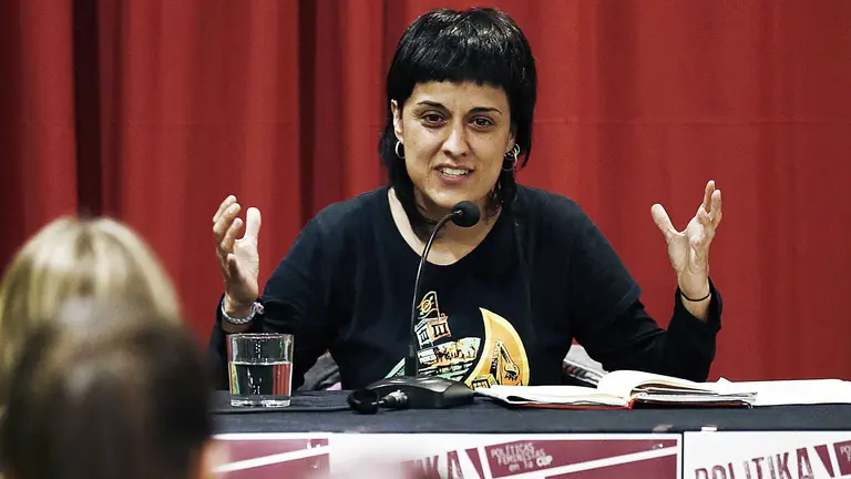 GRA361. PAMPLONA, 11/02/2016.- La diputada por la CUP en el Parlamento catalán Anna Gabriel durante la conferencia que con el titulo "Políticas feministas en la CUP" ha pronunciado esta tarde en Pamplona. EFE/Jesús Diges