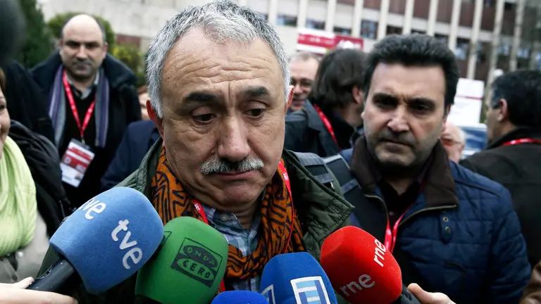 GRA346. MADRID, 09/03/2016.- Uno de los aspirantes a liderar el sindicato UGT, el secretario general de UGT Cataluña, Josep María Álvarez, realiza declaraciones a los periodistas antes de la apertura del 42 Congreso Confederal de UGT, hoy en Madrid, en el que Cándido Méndez se despide tras 22 años al frente de la organización. EFE/Kiko Huesca