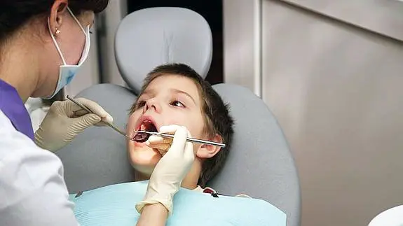 Visita de un niño al dentista. Efe.