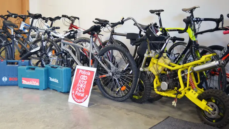 Parte del material recuperado por la Policía Foral.