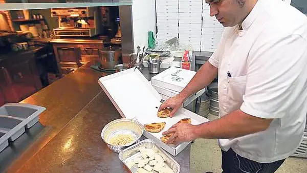 Comida de restaurante en tupers.