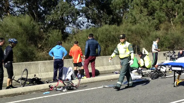 Los servicios mdicos atienden a los heridos en el accidente con dos ciclistas muertos . EFE