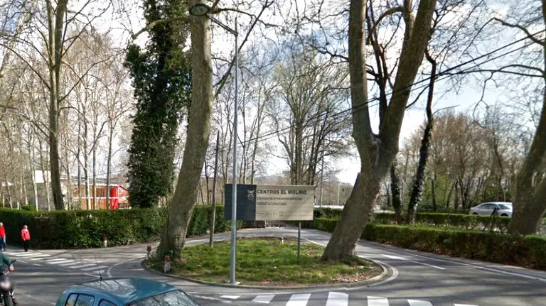 Acceso al centro El Molino de Pamplona en la calle El Vergel 