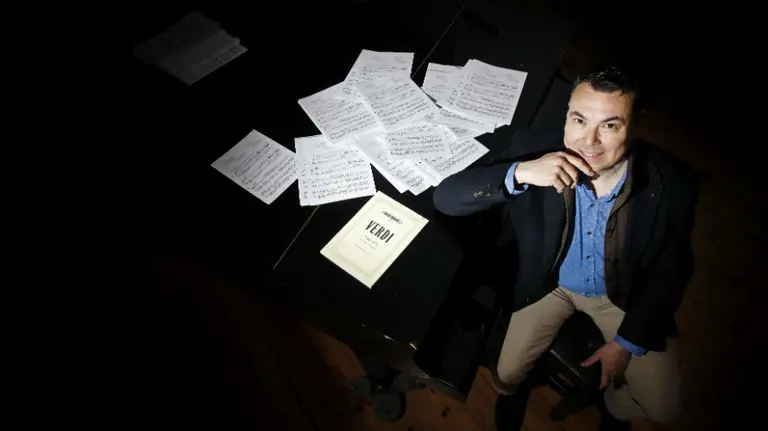 Daniel Sánchez Riveros, nuevo presidente del Orfeón Pamplonés, durante la entrevista concedida a Efe en la que en la que repasa sus retos más importantes como presidente de esta entidad fundada el 19 de marzo de 1865, en la que llegó a cantar Julián Gayarre y en la que Pablo Sarasate fue presidente honorífico. EFE/Iván Aguinaga