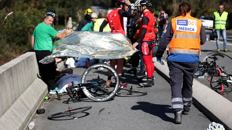 GRA083. A GUARDA (GALICIA), 12703/2016.-Un ciclista ha muerto y ocho han resultado heridos, varios de ellos graves, al ser atropellados por un coche cuando circulaban por una carretera del municipio pontevedrés de A Guarda. Las víctimas formaban parte de un grupo ciclista aficionado que circulaba por la carretera PO-552 entre A Guarda y Baiona cuando fueron arrollados por un vehículo que conducía un hombre de avanzada edad al volante y que intentó adelantarlos pero en la maniobra chocó con varios. EFE/Sxenick