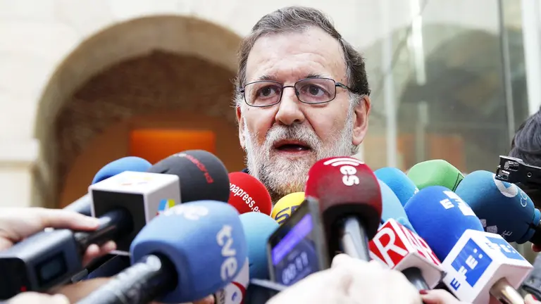 GRA019. MADRID, 11/03/2016.- El presidente del Gobierno en funciones, Mariano Rajoy, ha garantizado que España seguirá defendiendo la vida, los derechos y las libertades de todos los ciudadanos frente al terrorismo, y ha afirmado que es "muy reconfortante" que prácticamente todos los partidos estén juntos en este objetivo. Rajoy ha asistido en la Puerta del Sol a un acto en homenaje a las víctimas del 11M, en el que la presidenta regional, Cristina Cifuentes, y la alcaldesa de Madrid, Manuela Carmena, en presencia de representantes de las cuatro asociaciones de víctimas del terrorismo (por primera vez todas juntas), han colocado una corona en la placa que recuerda a los fallecidos, a los heridos y a quienes les socorrieron aquel 11 de marzo de 2004. EFE/Mariscal