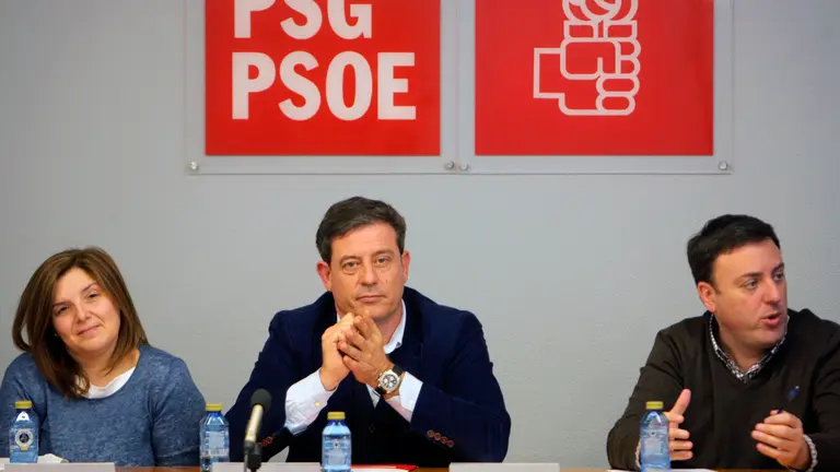 GRA252 SANTIAGO DE COMPOSTELA (Galicia), 12/3/2016.- El secretario general de los socialistas de Galicia, Jos&eacute; Ram&oacute;n G&oacute;mez Besteiro (c), la secretaria de Organizaci&oacute;n, Pilar Cancela, y el presidente de la Diputaci&oacute;n de A Coru&ntilde;a, Valent&iacute;n Fern&aacute;ndez, durante la reuni&oacute;n de la ejecutiva del PSG en la sede socialista en Santiago. Jos&eacute; Ram&oacute;n G&oacute;mez Besteiro, anuncio en rueda de prensa que ofreci&oacute; tras la reuni&oacute;n que renuncia a presentarse a las primarias de su partido y, por ende, a ser elegido candidato a las elecciones gallegas de este a&ntilde;o, al estar siendo investigado ahora por diez delitos.Besteiro deber&aacute; declarar el pr&oacute;ximo 11 de mayo en el marco de la llamada Operaci&oacute;n Pulpo como presunto autor de los delitos de cohecho, prevaricaci&oacute;n, tr&aacute;fico de influencias, fraude a las Administraciones P&uacute;blicas, fraude de subvenciones, y otro continuado de malversaci&oacute;n de caudales p&uacute;blicos.EFE/Xoan Rey El secretario general de los socialistas de Galicia, Jos&eacute; Ram&oacute;n G&oacute;mez Besteiro (c) la secretaria de organizaci&oacute;n, Pilar Cancela y el presidente de la diputaci&oacute;n de A Coru&ntilde;a, Valent&iacute;n Fern&aacute;ndez durante la reuni&oacute;n con su ejecutiva en la sede socialista en Santiago a la que le anuncia su renuncia a su candidatura a la Xunta por anunciarle la jueza De Lara seis imputaciones m&aacute;s.EFE. Xo&aacute;n Rey