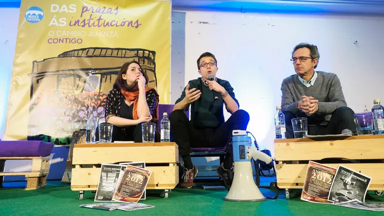 GRA270. PONTEVEDRA, 12/03/2016.- El secretario político de Podemos, Íñigo Errejón (c), acompañado por la diputada de En Marea, Ángela Rodríguez (i) y el portavoz de Marea de Pontevedra, Luis Rei (d), durante su participación en las jornadas "De las plazas a las instituciones: el cambio avanza contigo" que se celebra en el edificio sindical en Pontevedra. EFE/Eliseo Trigo