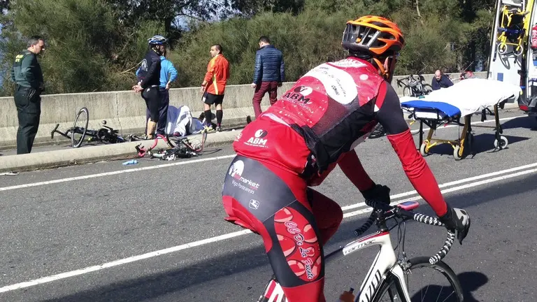 GRA059. A GUARDA (GALICIA), 12703/2016.- Efectivos de la Guardia Civil junto a varios ciclistas en el lugar donde hoy un ciclista ha muerto y ocho han resultado heridos, varios de ellos graves, al ser atropellados por un coche cuando circulaban por una carretera del municipio pontevedrés de A Guarda. Según fuentes de la Policía Local, las víctimas formaban parte de un grupo ciclista aficionado que circulaba por la carretera PO-552 entre A Guarda y Baiona cuando fueron arrollados por el vehículo hacia las 11:00 horas. El accidente se produjo en un tramo de la vía cuando un hombre de avanzada edad al volante de un coche intentó adelantarlos pero en la maniobra chocó con varios, según las mismas fuentes. El hombre ha sido conducido a dependencia de la Policía Local para prestar declaración, mientras que las víctimas, con heridas de diversa consideración, han sido evacuadas a centros médicos cercanos. EFE/Sxenick