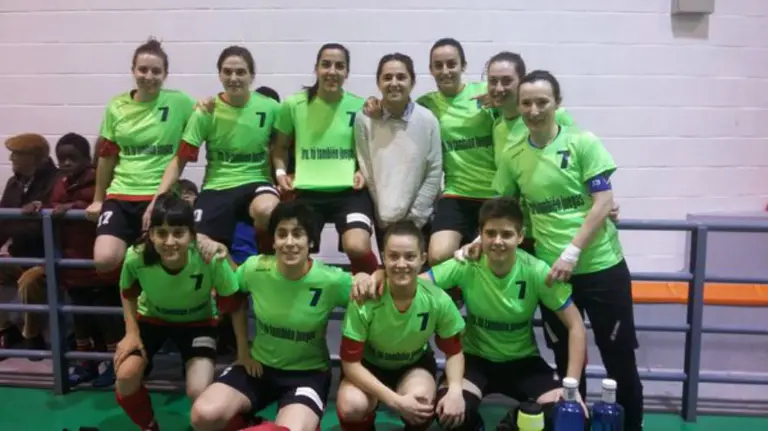 Irune recibe el homenaje de sus compañeras del Orvina. Twitter.