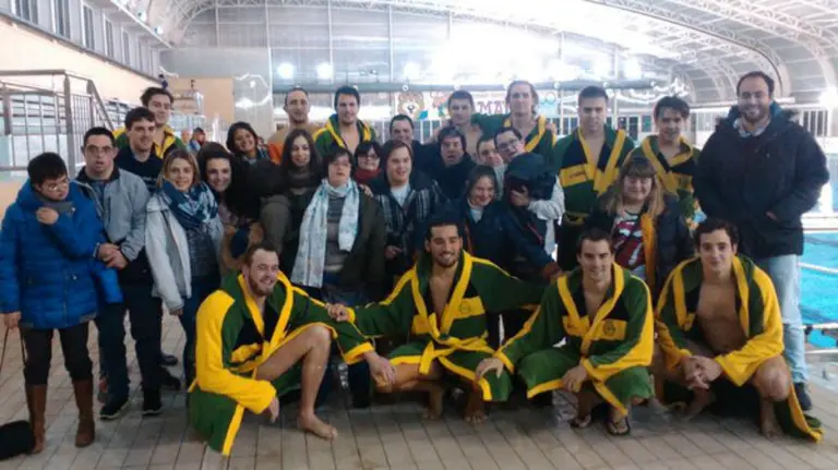Waterpolo Navarra posa con los chavales de la asociación navarra de síndrome de Down.