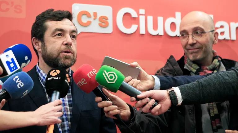 GRA276. MADRID, 12/03/2016.- El secretario general de Ciudadanos en el Congreso, Miguel Gutiérrez, en declaraciones a los medios de comunicación ha mostrado hoy su satisfacción por la renuncia del secretario general del PSdeG, José Ramón Gómez Besteiro, imputado por diez delitos de corrupción, y ha incidido en la necesidad de "seguir avanzando" para limpiar "las instituciones", hoy en la sede del partido en Madrid. EFE/Víctor Lerena