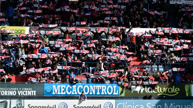 Imágenes del público en la grada del Sadar.14 PABLO LASAOSA