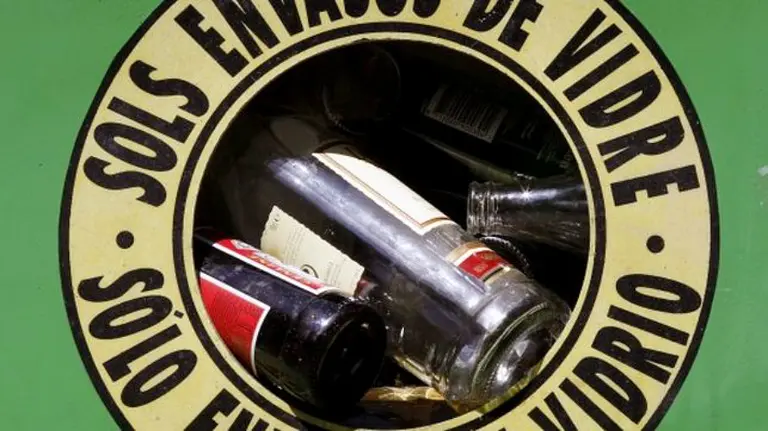 Contenedor de vidrio. EFE Juan Carlos Cárdenas