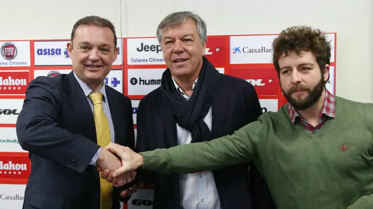 César Ferrando, en el centro, presentado en el club manchego. Web Albacete Balompié.