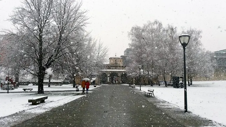 Un momento de la nevada de este lunes en Pamplona en la Ciudadela.