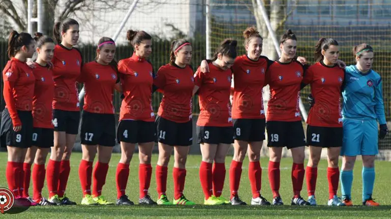 Equipo titular del Mulier de fútbol femenino en Tajonar.
