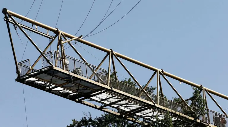 Atracción denominada péndulo del parque de aventuras ubicado en el término de Elizondo, en el Valle del Baztán (Navarra). (EFE)