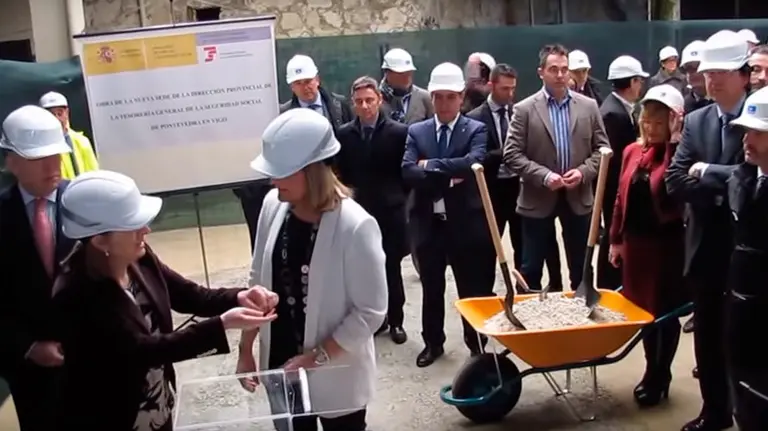 Ministras de Fomento y Empleo y concejales de Vigo durante el acto.