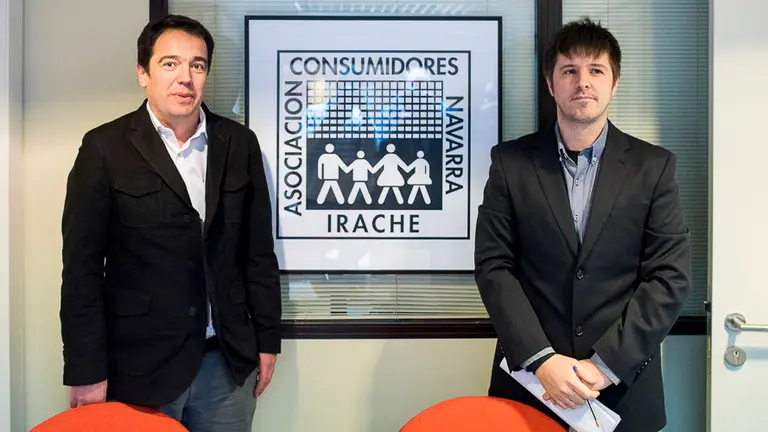 Responsables de la Asociación de Consumidores de Navarra Irache presentan los resultados de una encuesta con motivo del Día del Consumidor. PABLO LASAOSA 1