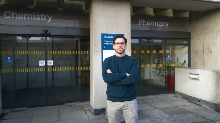 El investigador Miguel Hernáez, en la Universidad de East Anglia, en Norwich (Reino Unido).