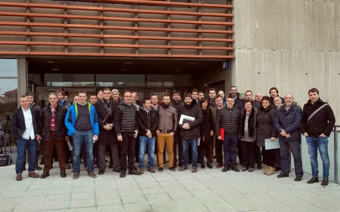 La consejera Beaumont con los alcaldes y jefes de policía local que han acudido a la reunión.