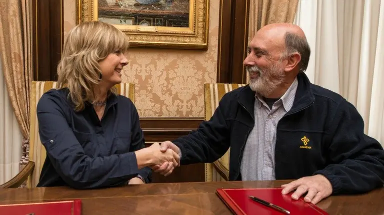 La consejera Ollo y el presidente de la Sociedad de Ciencias Aranzadi, Francisco Etxeberria.