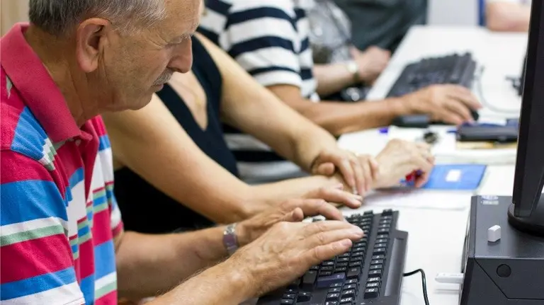 Una de las actividades de fomento de la lectura y escritura del programa de Personas Mayores de La Caixa.