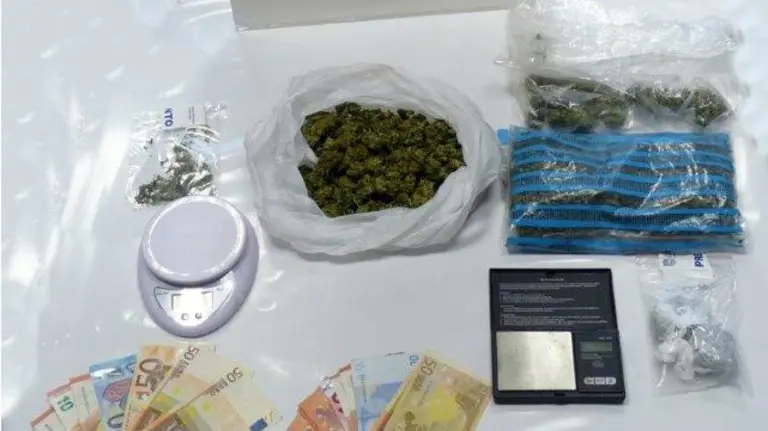 Droga incautada al joven de Etxabakoiz.