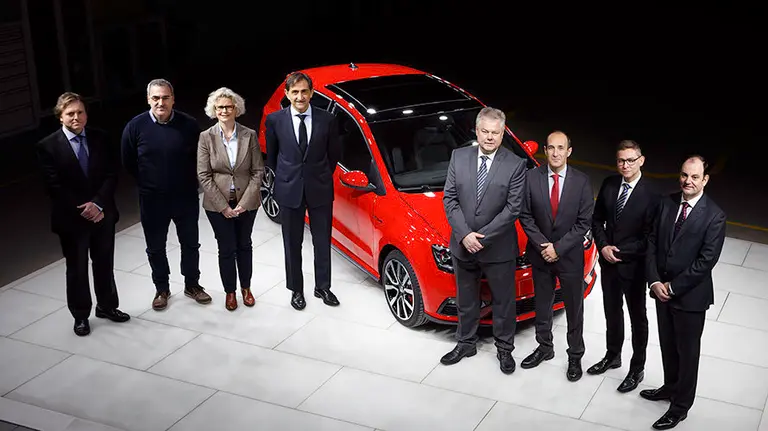 De izquierda a derecha, Ramón Bultó, director del Área Técnica de Producto; Alfredo Morales, presidente del Comité de Empresa; Susanne Dellit, directora de Recursos Humanos: Emilio Sáenz, presidente de Volkswagen Navarra; Matthias Schalk, director de Calidad; Miguel Ángel Grijalba, director de Producción; Antonio Costa, director de Finanzas; y Alfonso Eslava, director de Logística.