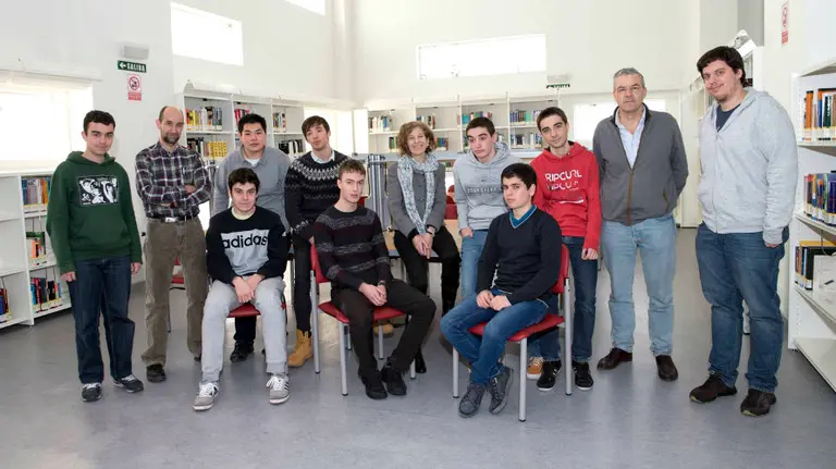 Estudiantes y profesores posan en la Biblioteca del campus de Tudela de la UPNA.
