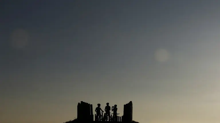 Varios jóvenes pasean con sus bicicletas por el barrio pamplonés de Ripagaina. EFE,