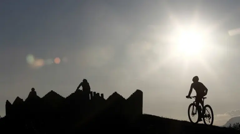 Varios jóvenes pasean con sus bicicletas por el barrio pamplonés de Ripagaina. Tiempo EFE.