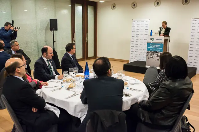 Almuerzo-coloquio con la Presidenta Uxue Barkos. PABLO LASAOSA 6