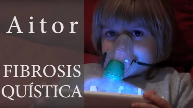 Aitor, un niño navarro que padece fibrosis quística.