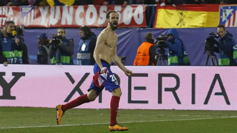 El ex- rojillo Juanfran celebra el pase a cuartos de final de la Champions.