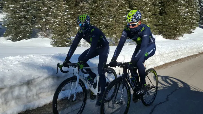 Valverde y Amador (Movistar team) en pleno ascenso.