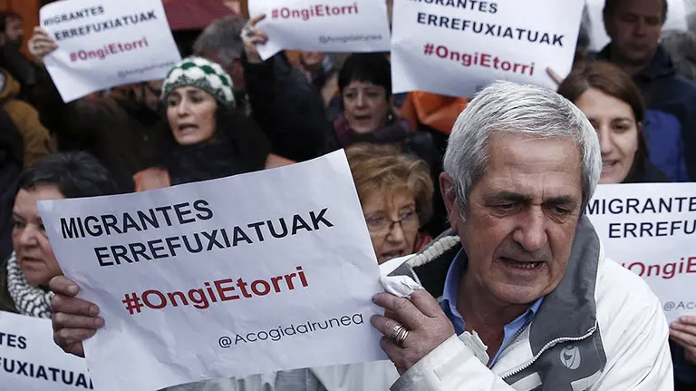 Pamplona se ha sumado al resto de ciudades españolas en su rechazo al acuerdo Unión Europea-Turquia sobre los refugiados, albergando una concentración en la que ha pedido un voto en contra del mismo, por considerarlo &#34;ilegal, inmoral y que atenta contra los derechos humanos. EFE/Jesús Diges