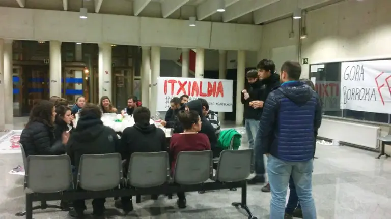 Varios de los organizadores de la huelga en el interior de la UPNA