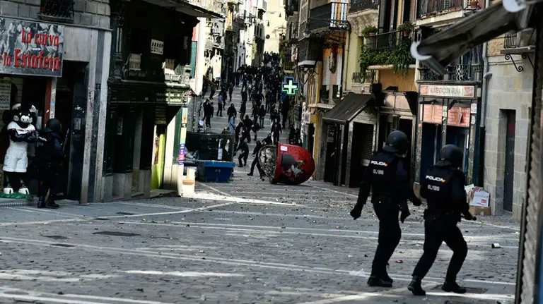 Graves incidentes en el centro de Pamplona provocados por los estudiantes abertzales. PABLO LASAOSA (4)