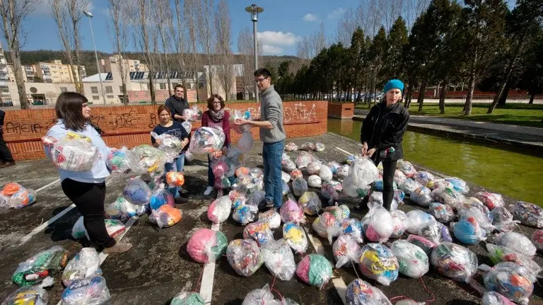 Pacientes de la Clínica de Rehabilitación preparan las guirnaldas junto con Alicia Otaegui.