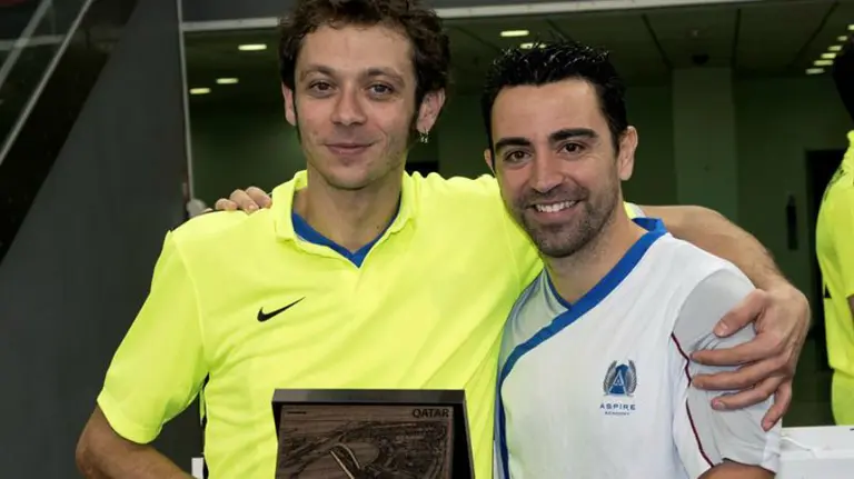 Xavi Hern&aacute;ndez junto a Valentino Rossi en Doha. Efe.