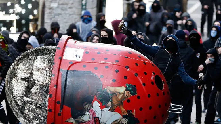 Imágenes de los incidentes tras la huelga estudiantil. EFE (9)