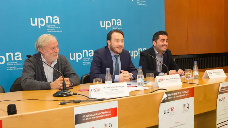 Clausura de las Jornadas Doctorales. De izq. a dcha.: José Miguel Múgica Grijalba, director de la Escuela de Doctorado de Navarra (EDONA), Ramón Gonzalo García, vicerrector de Investigación de la UPNA, y Jorge Martín Castro, secretario general del G-9.