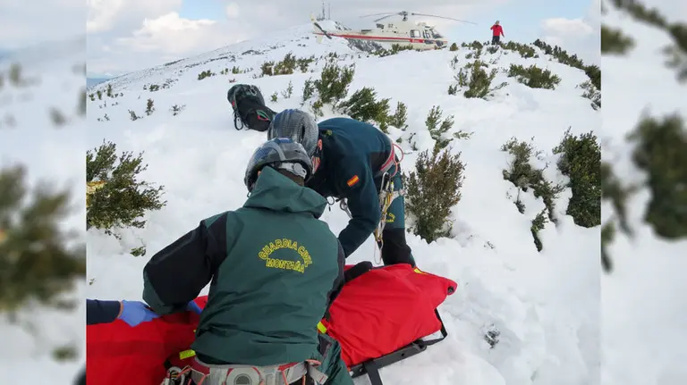 Rescate del cuerpo por el GREIM.